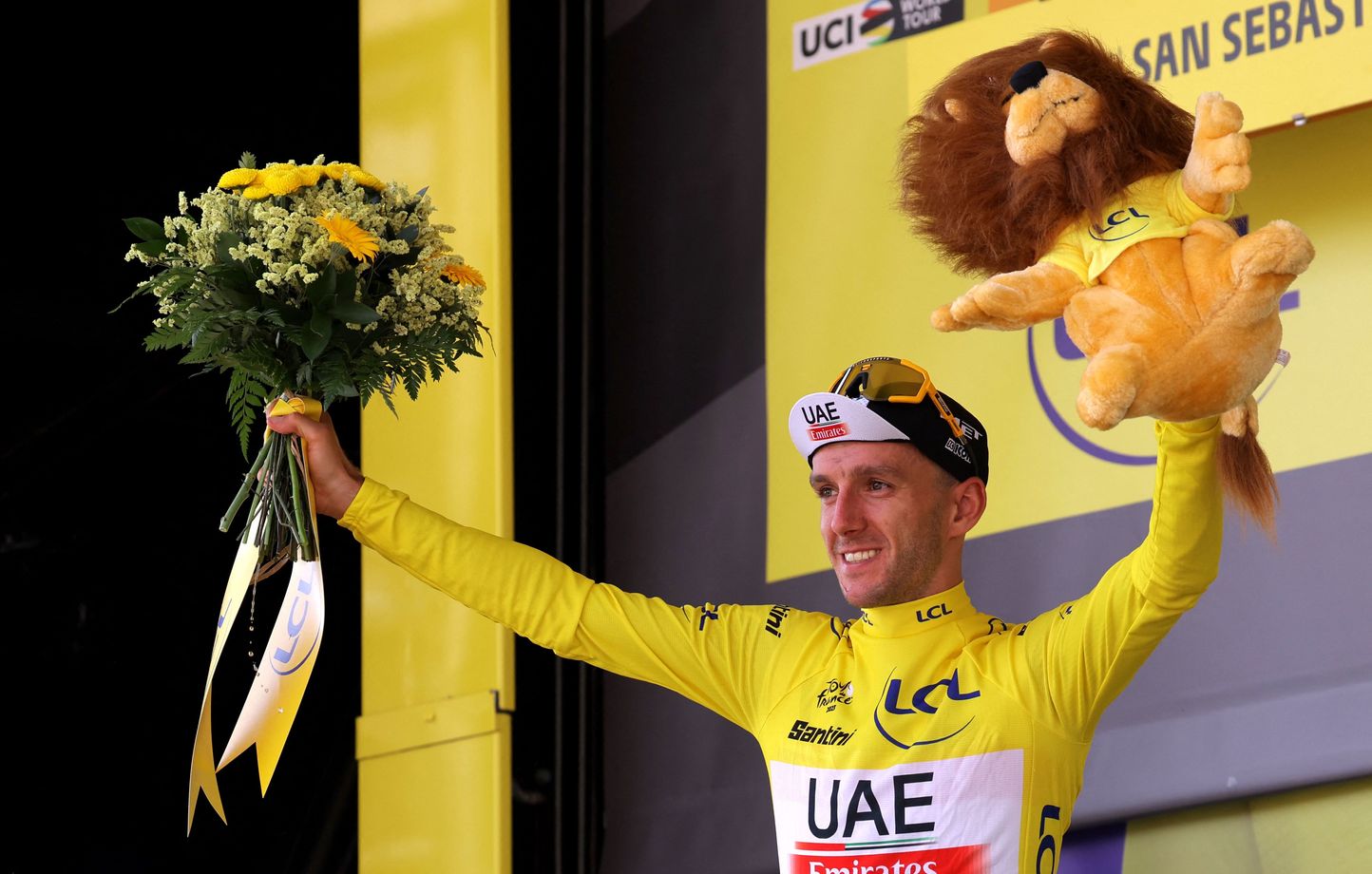 Vainqueur du Tour de France en maillot jaune sur le podium à Paris