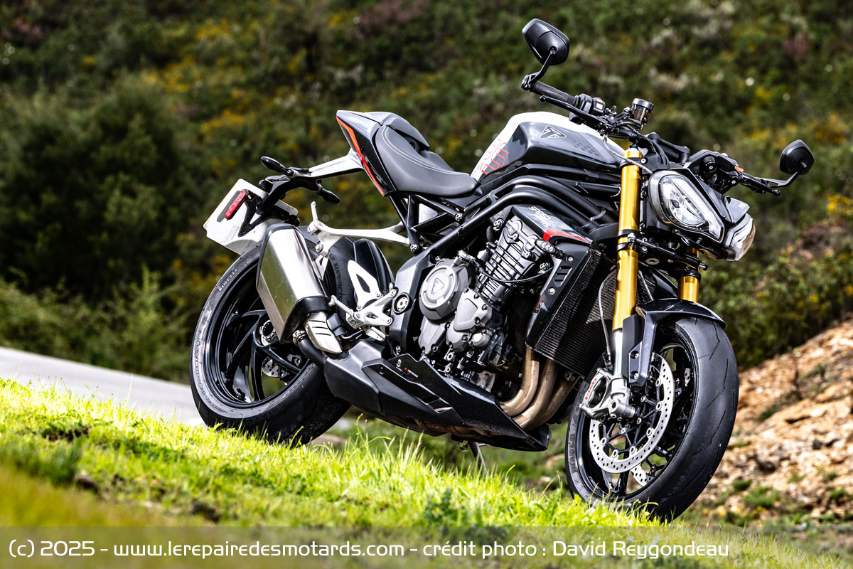 Triumph Speed Triple 1200 RS noire vue de trois quarts sur route