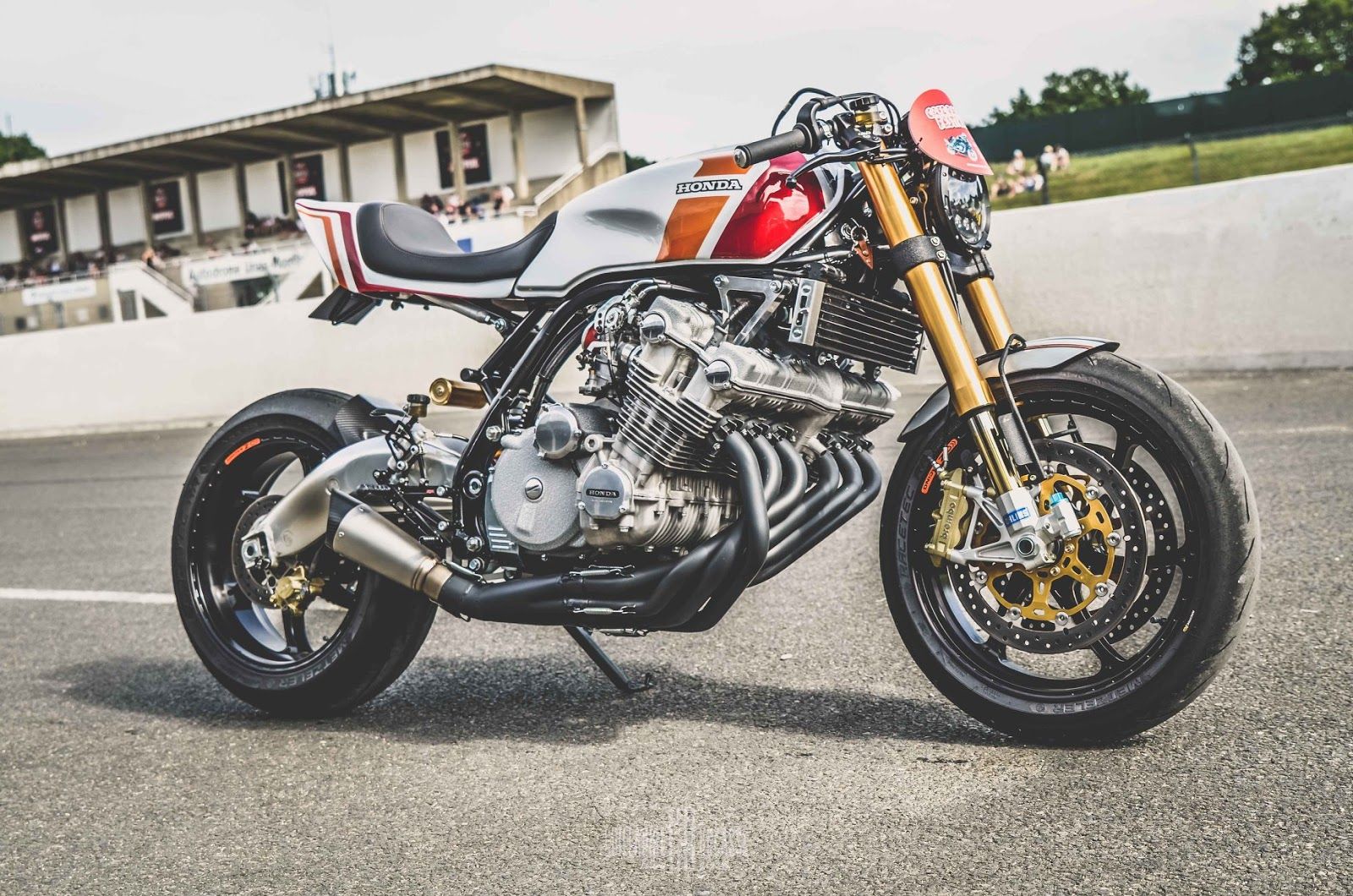 Moto café racer avec guidon bracelets, réservoir allongé et selle monoplace