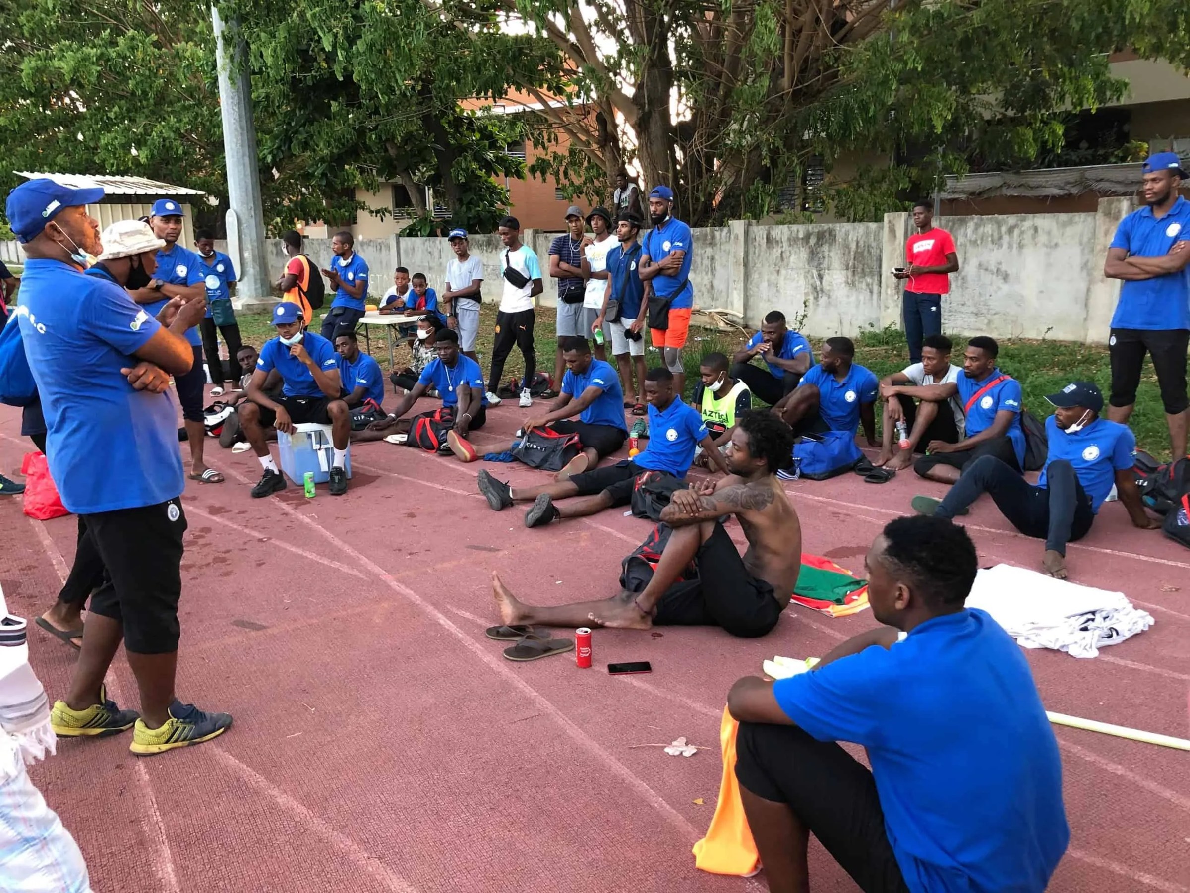 Joueurs de football disputant un match sur un terrain à Mayotte