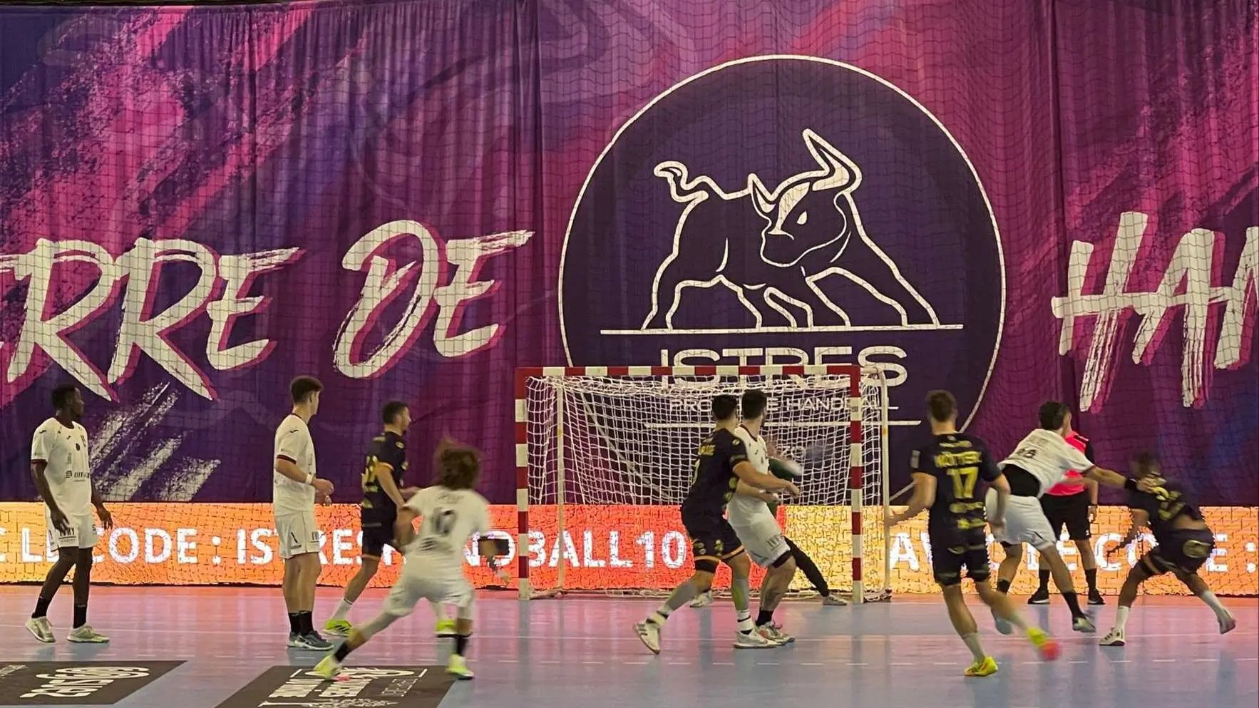 Match de handball à Istres dans la Halle Polyvalente, joueurs et ballon en action